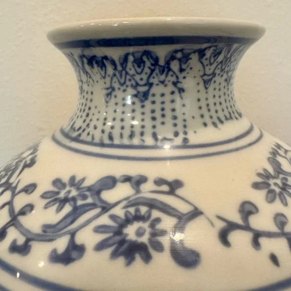 Vintage Chinese Chinoiserie Blue and White Porcelain Vase with Lotus / Monkey - Picture 3 of 8